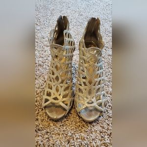 Vince Camuto Gold Heels SZ 8 ½